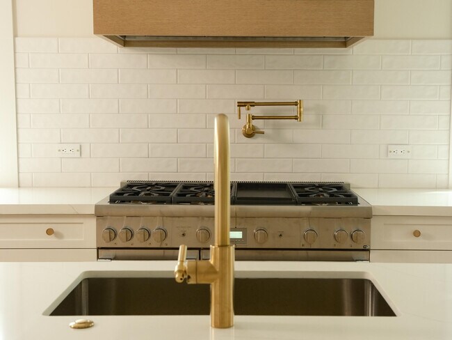 Building Photo - 1017 Tamarind Rd