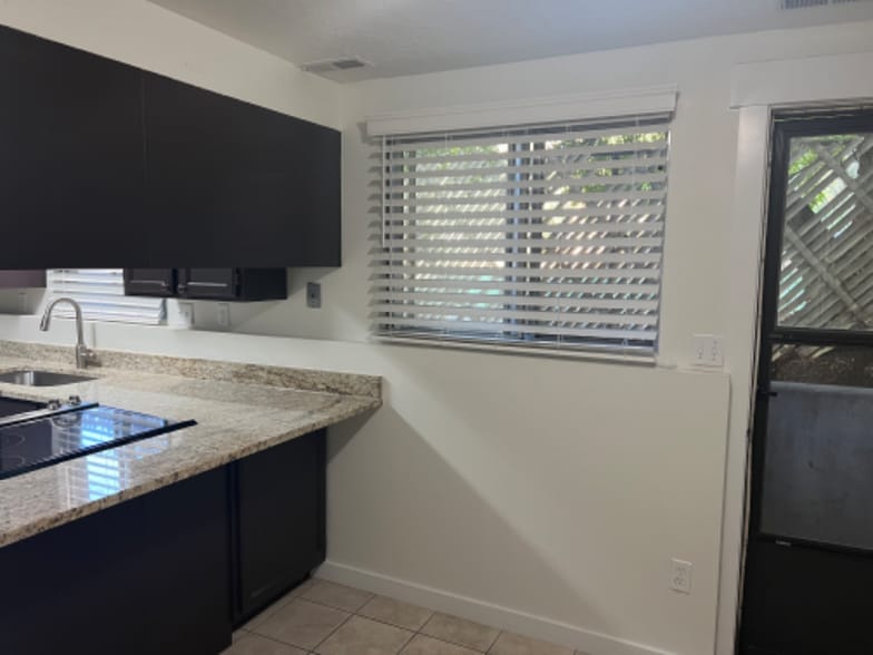 Building Photo - 111 Center St