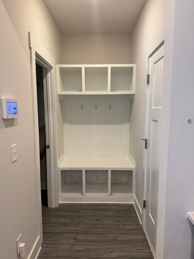 Building Photo - Great Price and location!