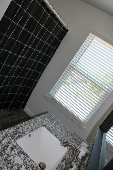 Building Photo - 617 W Moan Pl