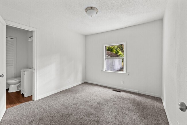 Building Photo - 832 Meadowbrook Dr