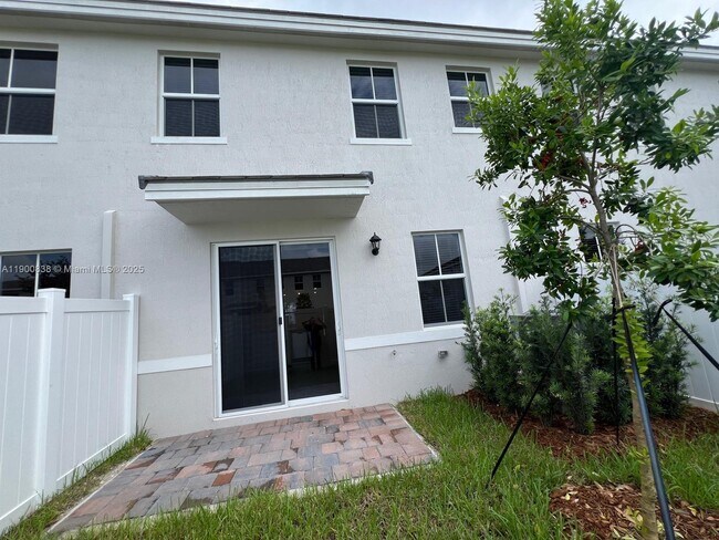 Building Photo - 136 SW 170th Ave