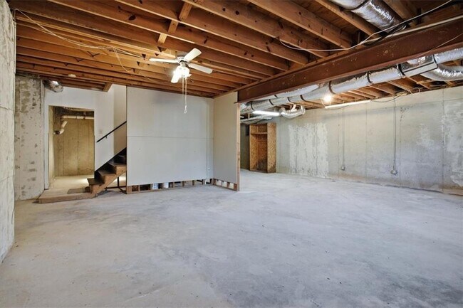 Building Photo - 815 Kings Arms Way