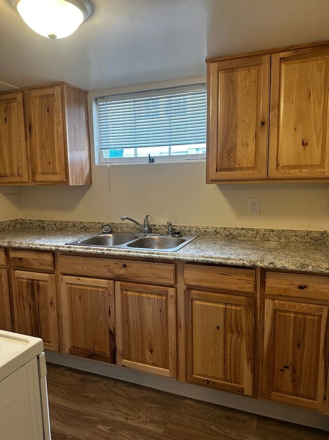 Building Photo - 1809 10th Ave