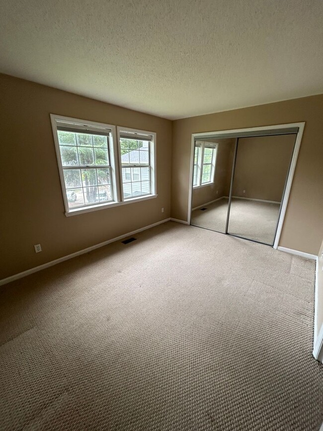 Building Photo - 2 Bedroom Townhome Available now!