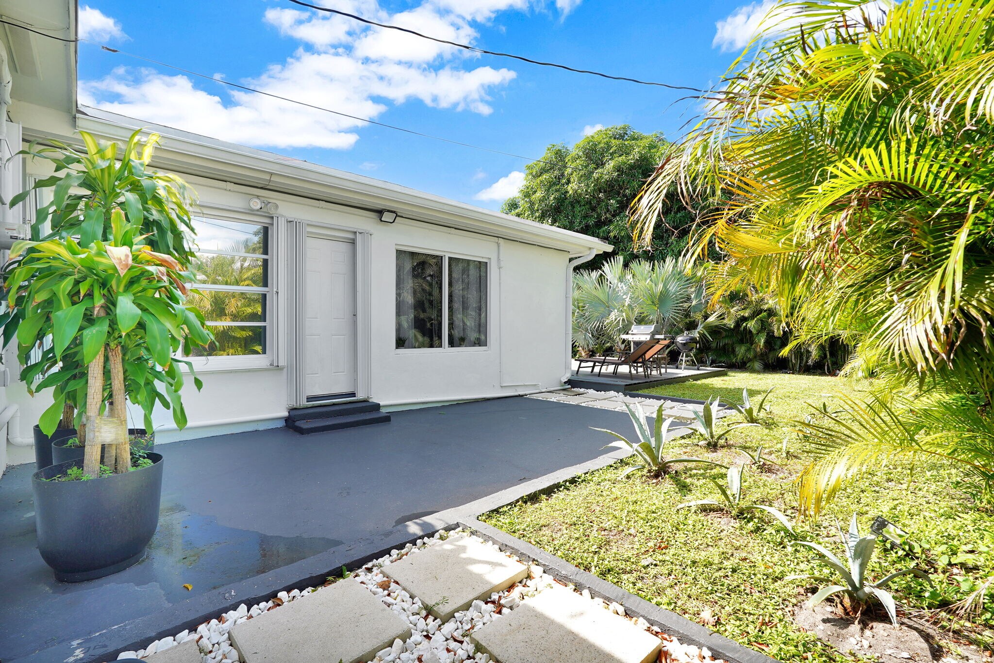 Building Photo - 1420 S 24th Ter