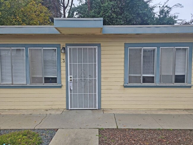 Building Photo - 1150 E San Joaquin Ave