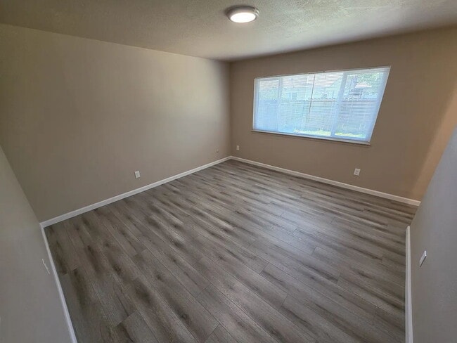 Building Photo - This charming newly renovated home has 3 bedrooms and 2 full bathroom.