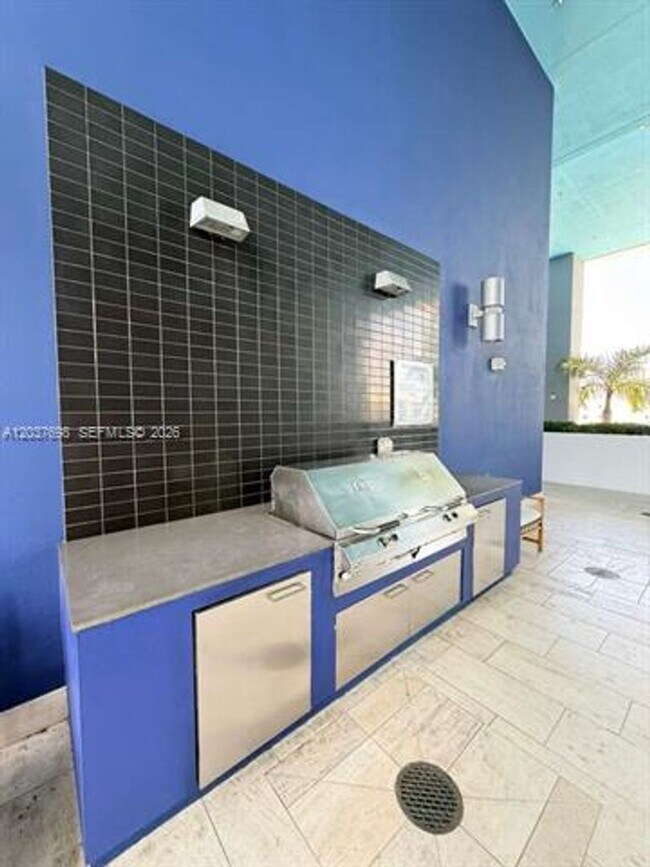 Building Photo - 1300 Brickell Bay Dr