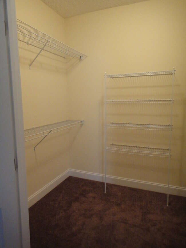 Building Photo - Townhouse Available For Rent December 2025!