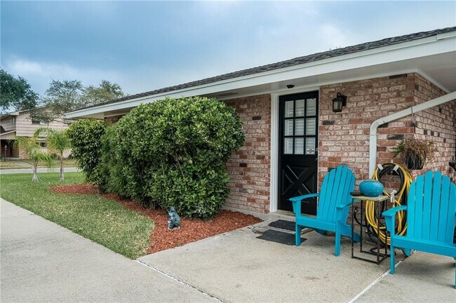 Building Photo - 337 Poenisch Dr