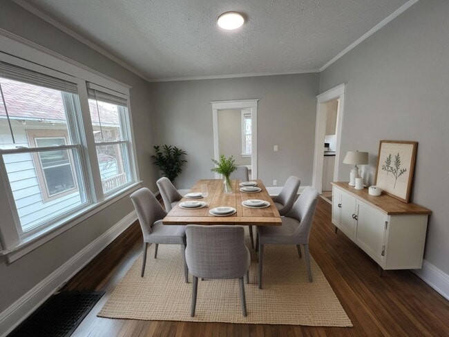 Building Photo - Fully Remodeled 2 Bedroom House!