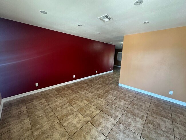 Building Photo - Wonderful 4-bed/3-bath gated home in Azusa.
