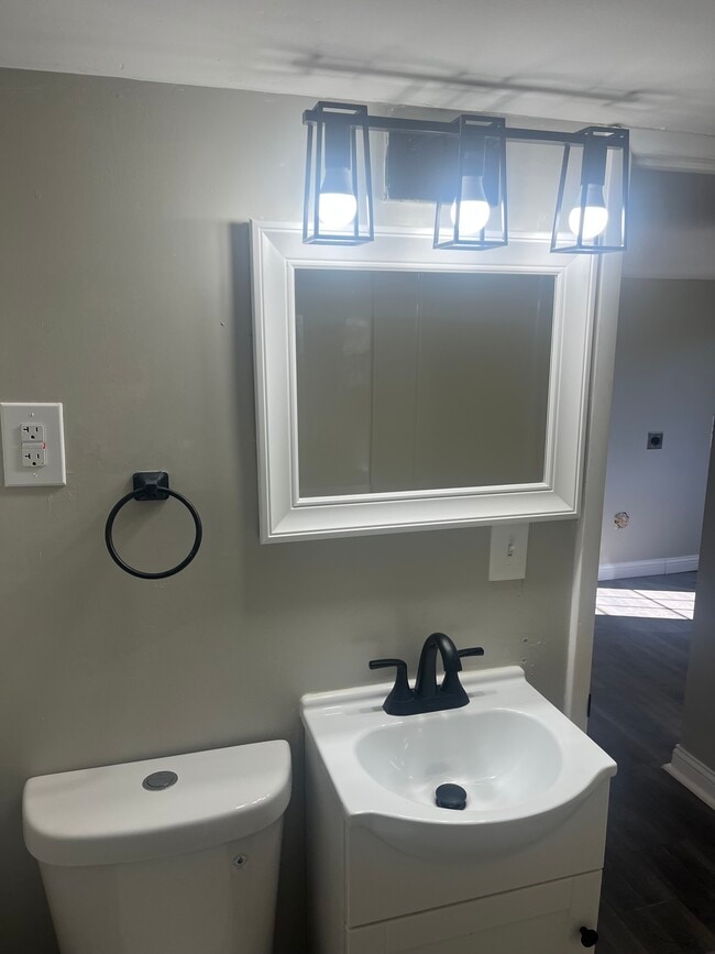 Building Photo - 859 Jones Ave