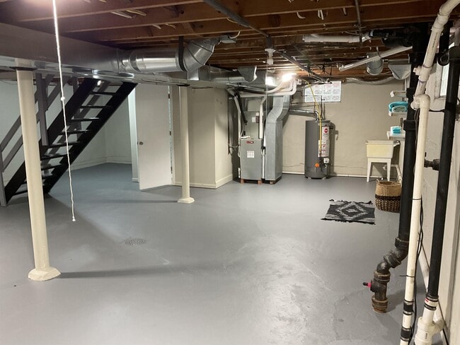 Building Photo - 530 Western Row Rd