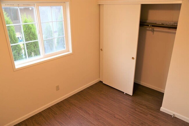 Building Photo - 3 Bed 2 Bath Home with Huge Fenced Yard/ Air Conditioning/ Solar Power