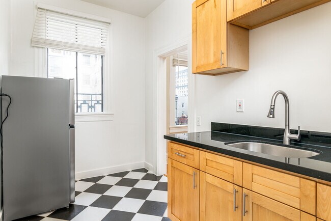 Building Photo - 605 Jones