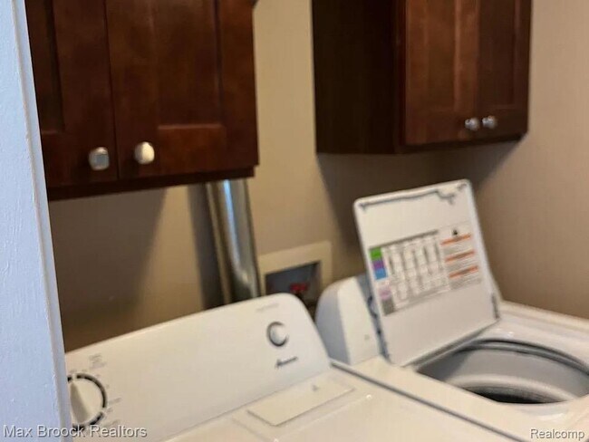 Building Photo - 42491 Plymouth Hollow Dr