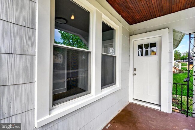 Building Photo - 29 W Elm Ave