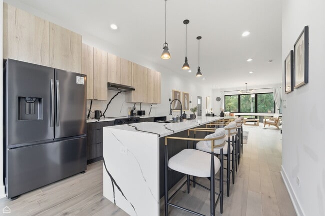 Building Photo - 4210 W 5th Ave