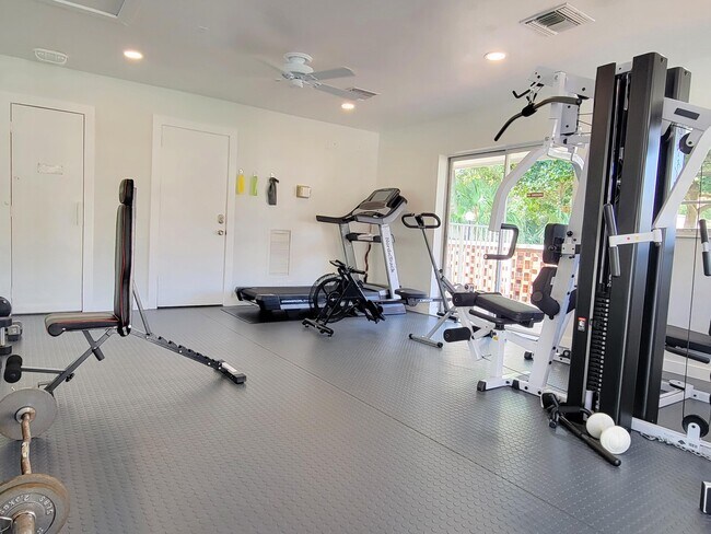 Building Photo - 1340 NE 28th Ave