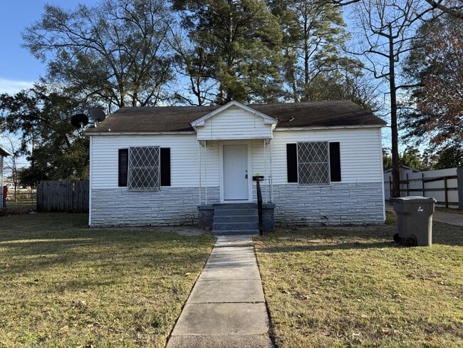 Primary Photo - 810 Martha St
