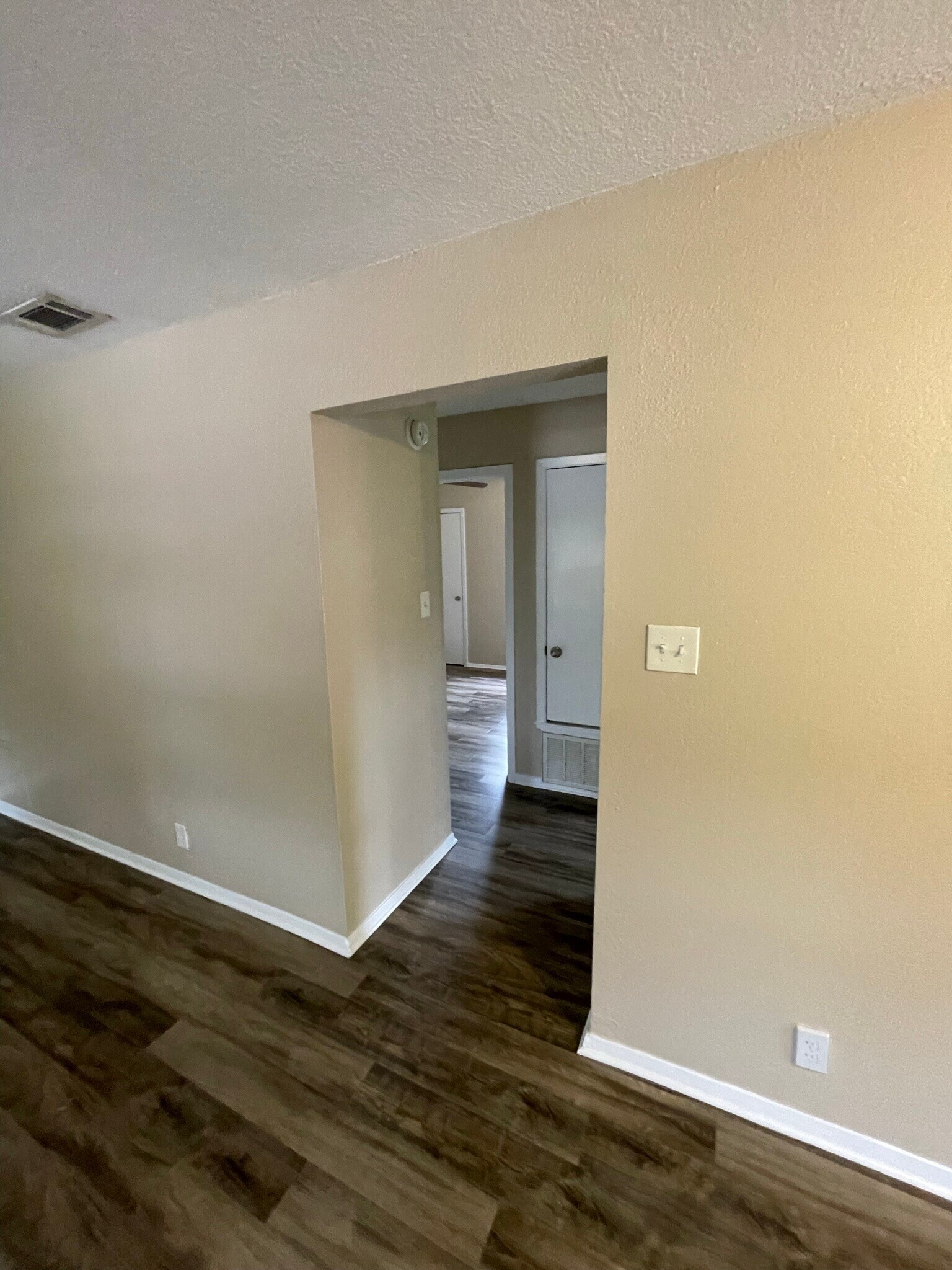 Building Photo - 501 Algerita Dr