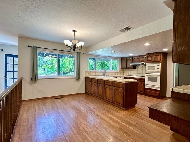 Building Photo - 4 Bedroom Home + Den in Saratoga!