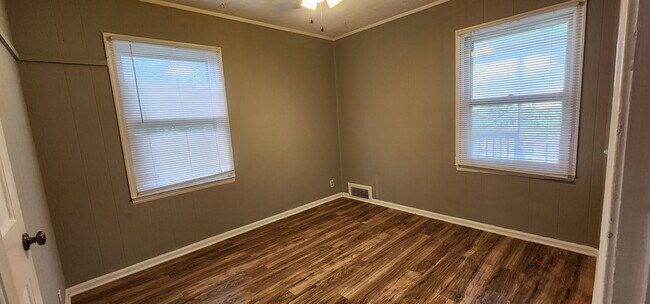 Building Photo - Charming 2-bedroom, 1-bathroom home located in the heart of Kansas City, MO