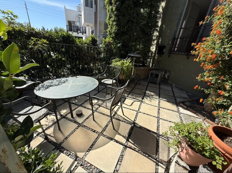right patio and seating - 1119 Hacienda Pl