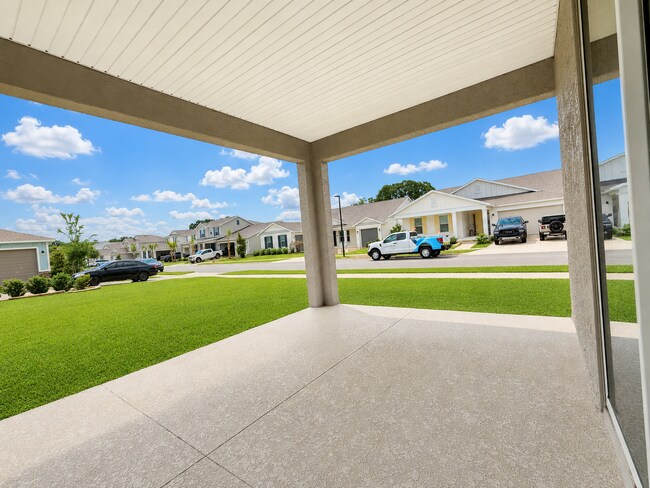 Building Photo - Experience modern & expansive living in this corner-lot 5Bedrooms/3.5Bath home at Ocala!
