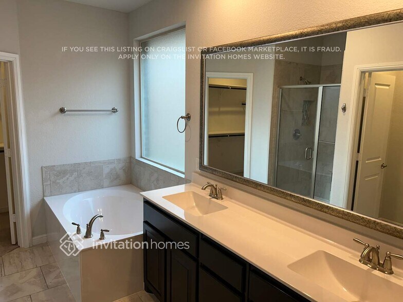 Building Photo - 2512 Candle Ln