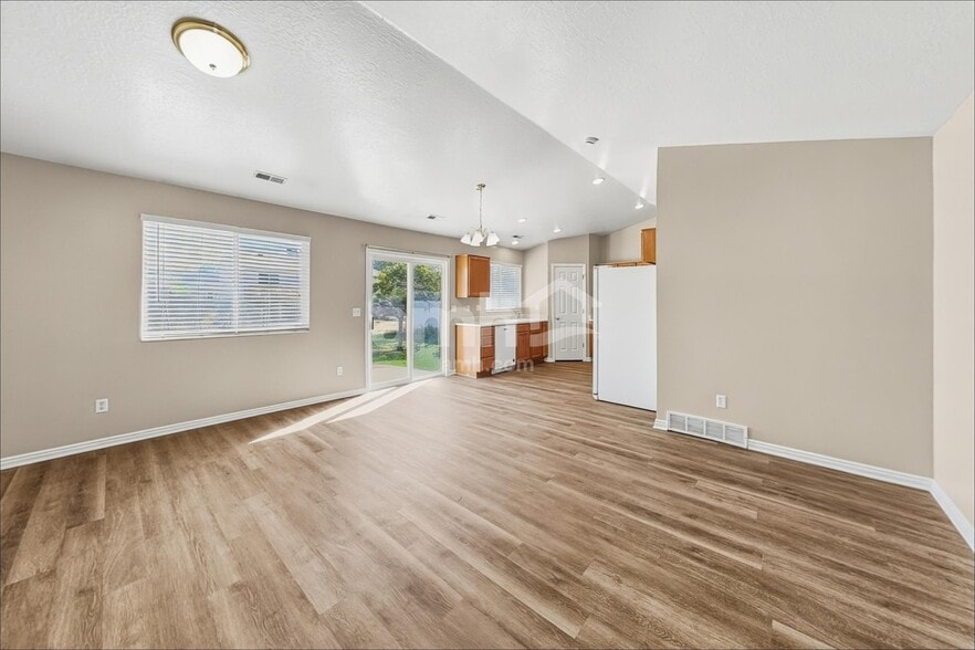 Building Photo - 555 E 700 N