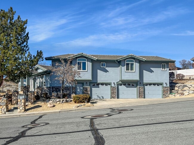Building Photo - HUGE GARAGE BIGGER HOUSE