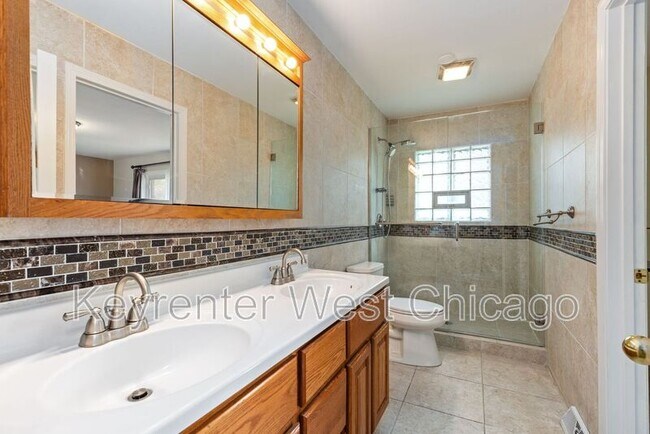 Building Photo - 1003 S Finley Rd