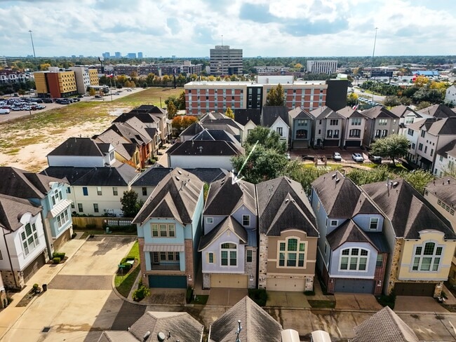 Building Photo - 11005 Acorn Falls Dr