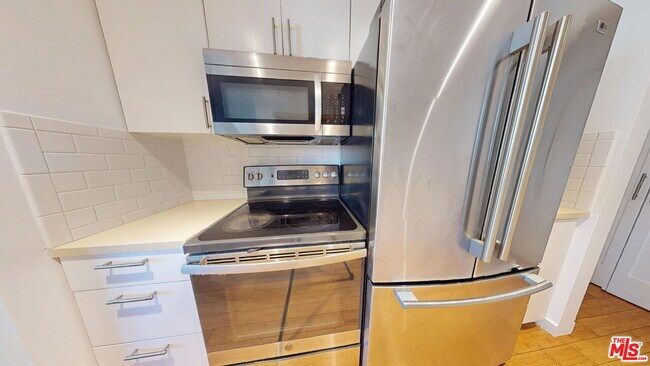 Building Photo - 525 N Sycamore Ave