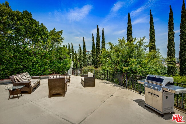 Building Photo - 612 Luton Dr