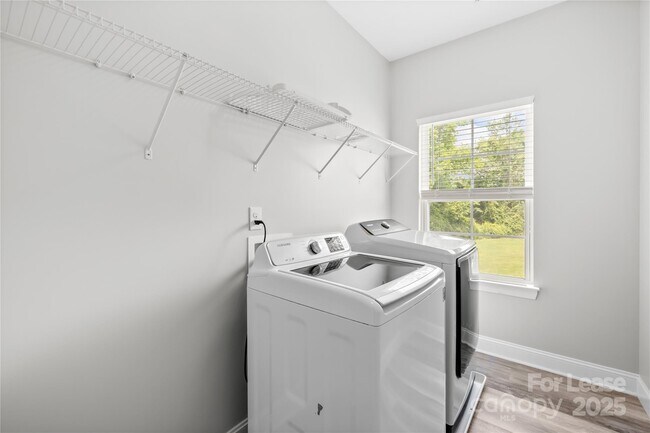 Building Photo - 2136 Laurens Dr