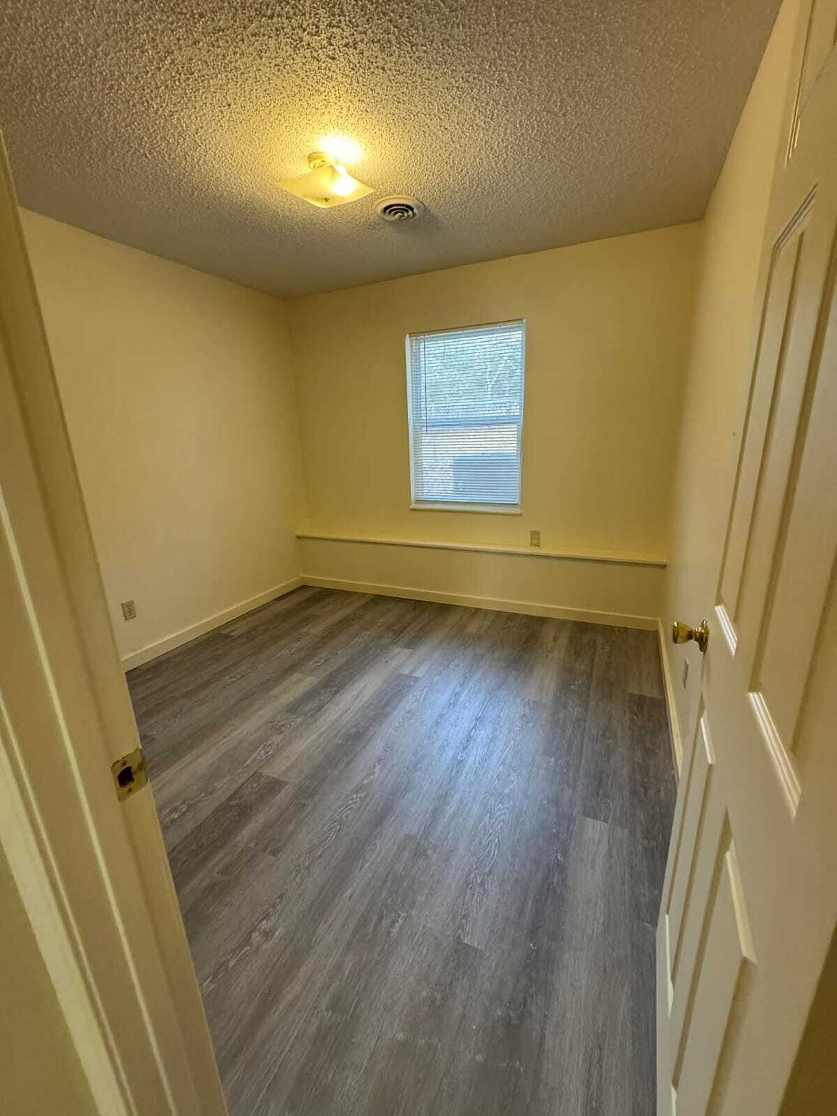 Building Photo - 1050 Plaza Ct N