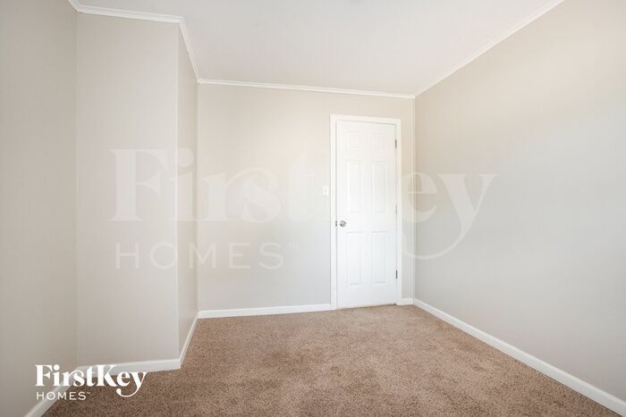 Building Photo - 811 Salem Ln