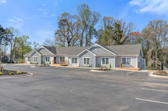 Building Photo - Modern 2-Bed, 2-Bath Single-Level Townhome in Conover – Pet-Friendly Community!