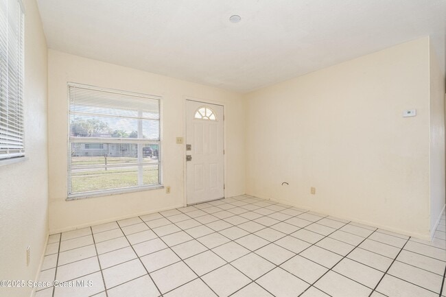 Building Photo - 557 Cox St