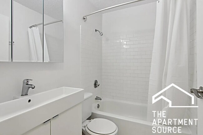 Building Photo - 1000 N La Salle Dr