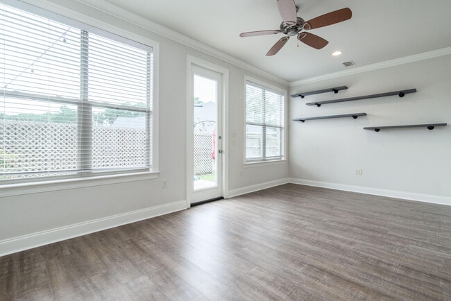 Building Photo - 718 Woods Dr