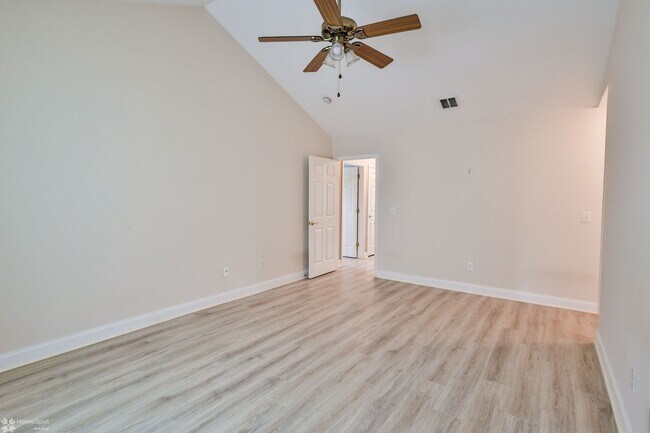 Building Photo - Beautifully maintained, energy-efficient f...
