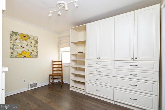 Building Photo - 46 Roosevelt Ave