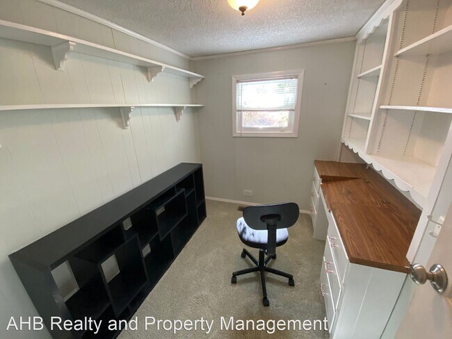 Building Photo - 3 br, 1.5 bath House - 407 Roma Rd.