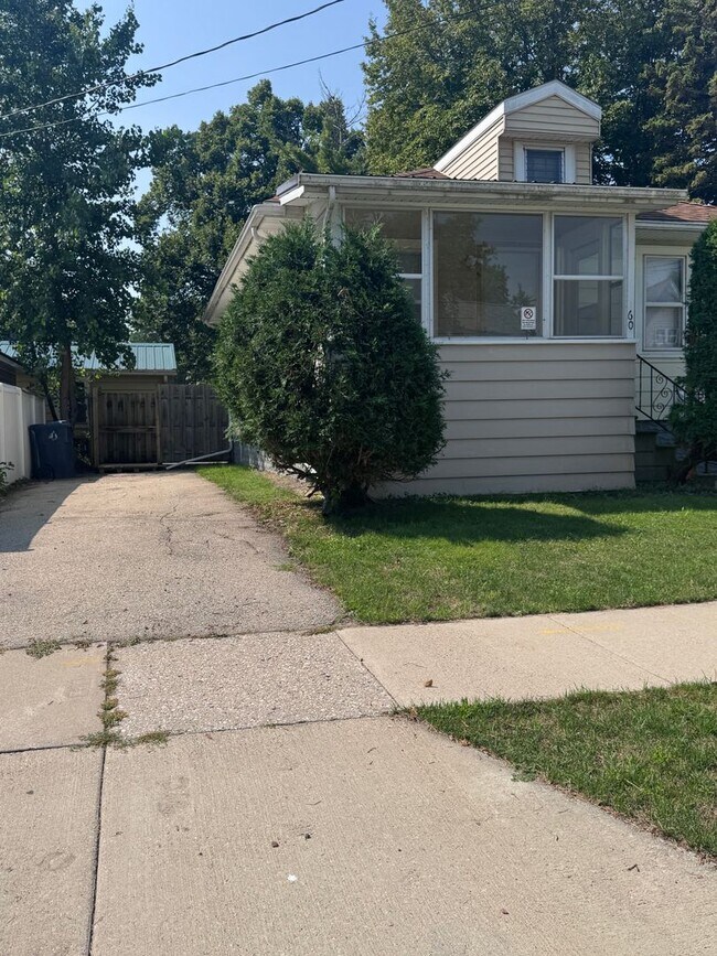 Building Photo - 2BD/1BA Single Family Home near Downtown Fond Du Lac!