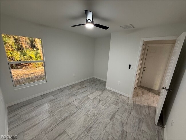 Building Photo - 447 Camrose St